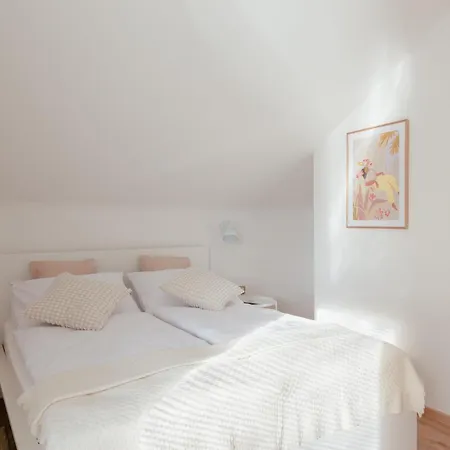 Apartma Luxury 2 Bedroom New With Private Parking *