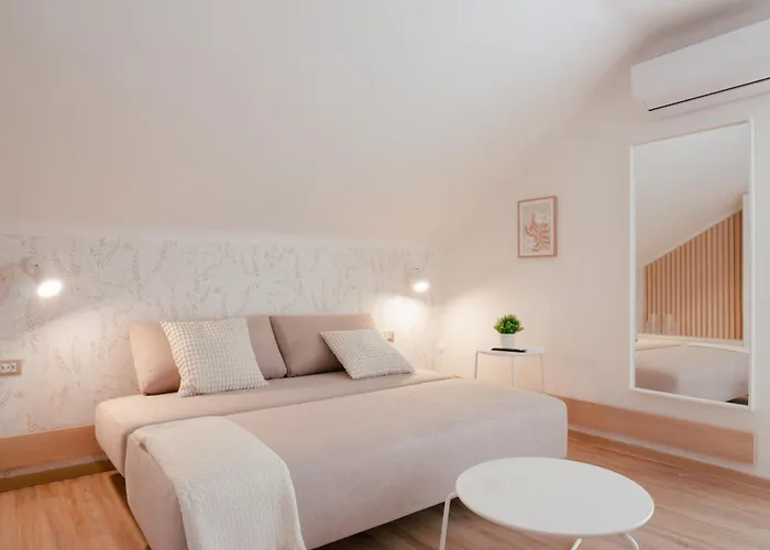 Luxury 2 Bedroom New With Private Parking Apartment *