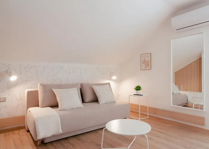 Luxury 2 Bedroom New With Private Parking *